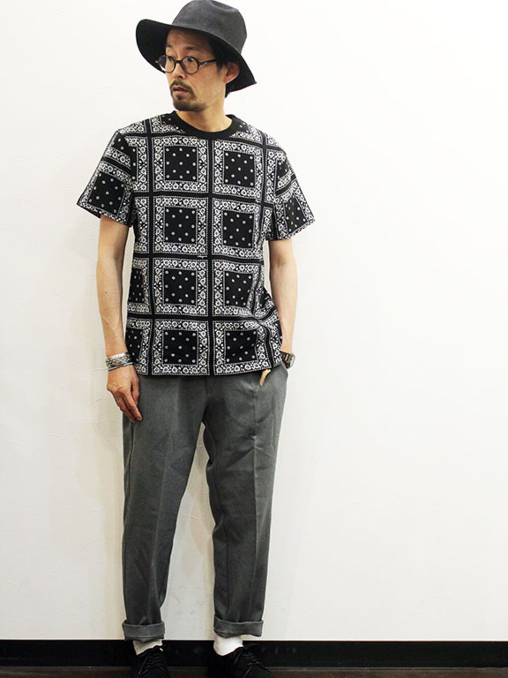 その他のTシャツ/カットソー、グレー系のスラックス、ブラック系のスニーカーを着用したメンズの春コーディネートの1枚目の写真