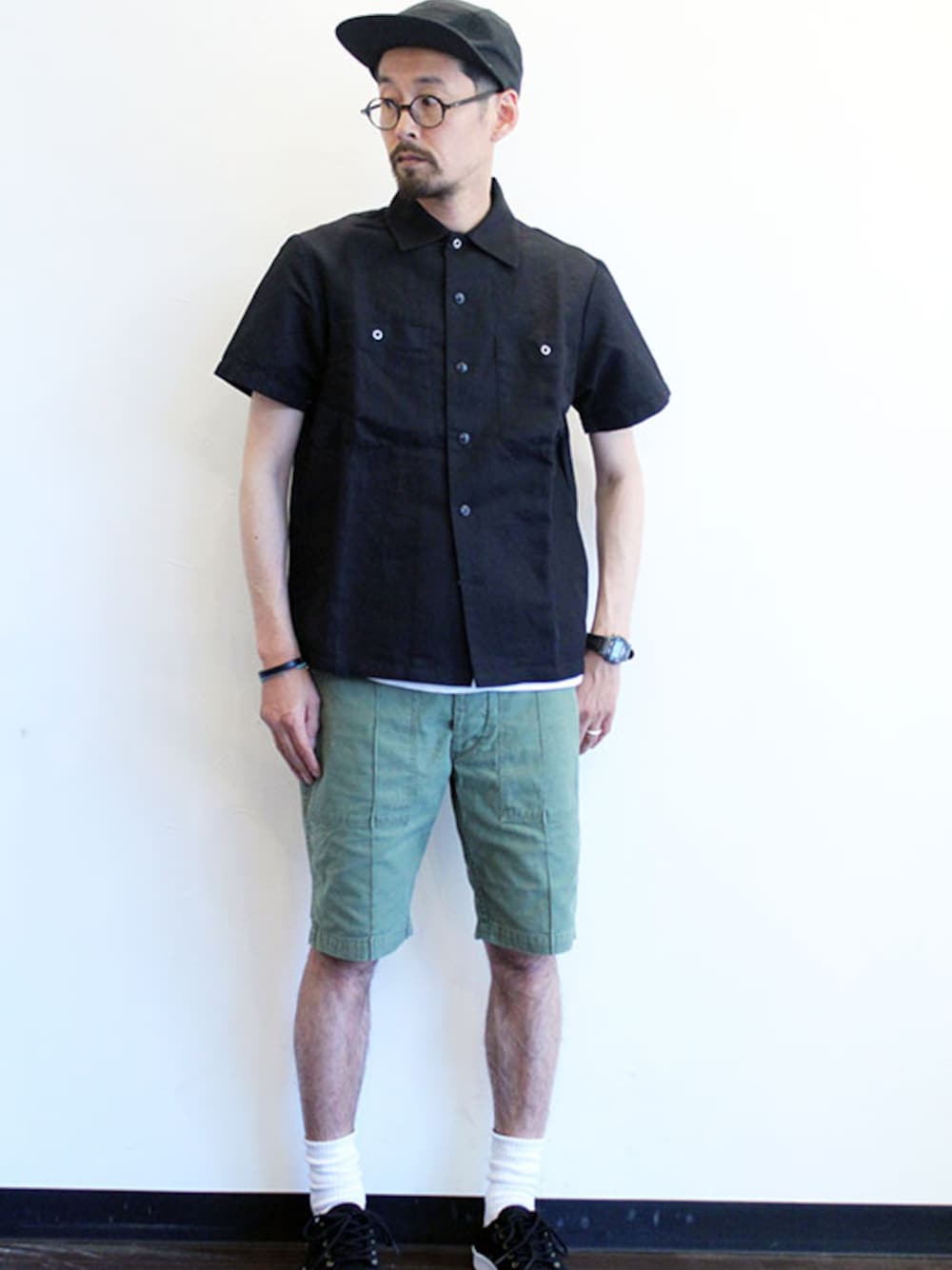 グリーン系のその他パンツ、ブラック系のシャツ/ブラウス、ブラック系のスニーカーを着用したメンズの夏コーディネートの1枚目の写真