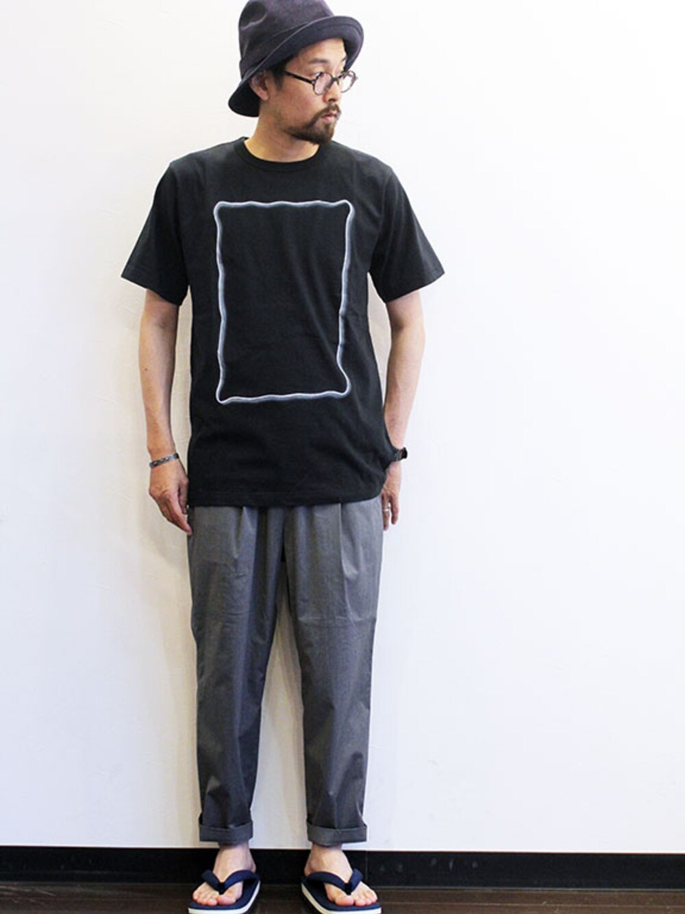 「 Tシャツ、 ハット、 黒、シンプルコーデ、 ワイドパンツ、 夏、 サンダル、 アンクルパンツ、 大人カジュアル、 ゆるコーデ」｜「HEALTHのNeon wave（Tシャツ/カットソー、ブラック系）」を使った、nakajiさん（メンズ・168cm）の夏コーディネートの1枚目の写真