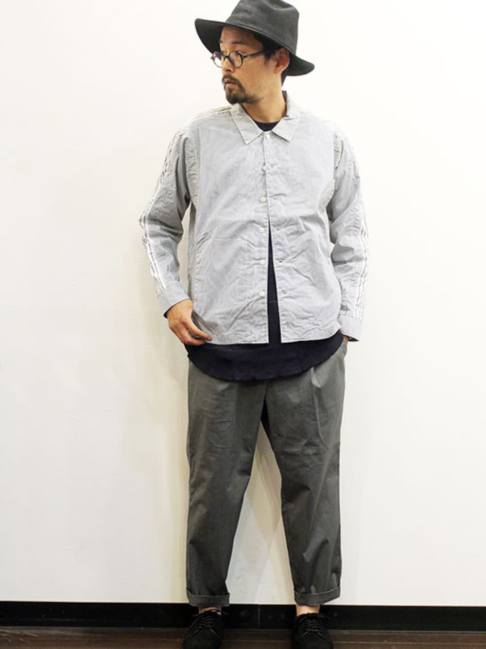 「 ストライプ、 黒、 ロングTシャツ、 ロールアップ、 レイヤードスタイル、ゆるコーデ、 モノトーンコーデ、 秋、 キレイめ、 秋のコーデ」｜「HURRAY HURRAYのSTRIPE SHIRT JUMPER（カバーオール、ブラック系）」を使った、nakajiさん（メンズ・168cm）の秋コーディネートの1枚目の写真