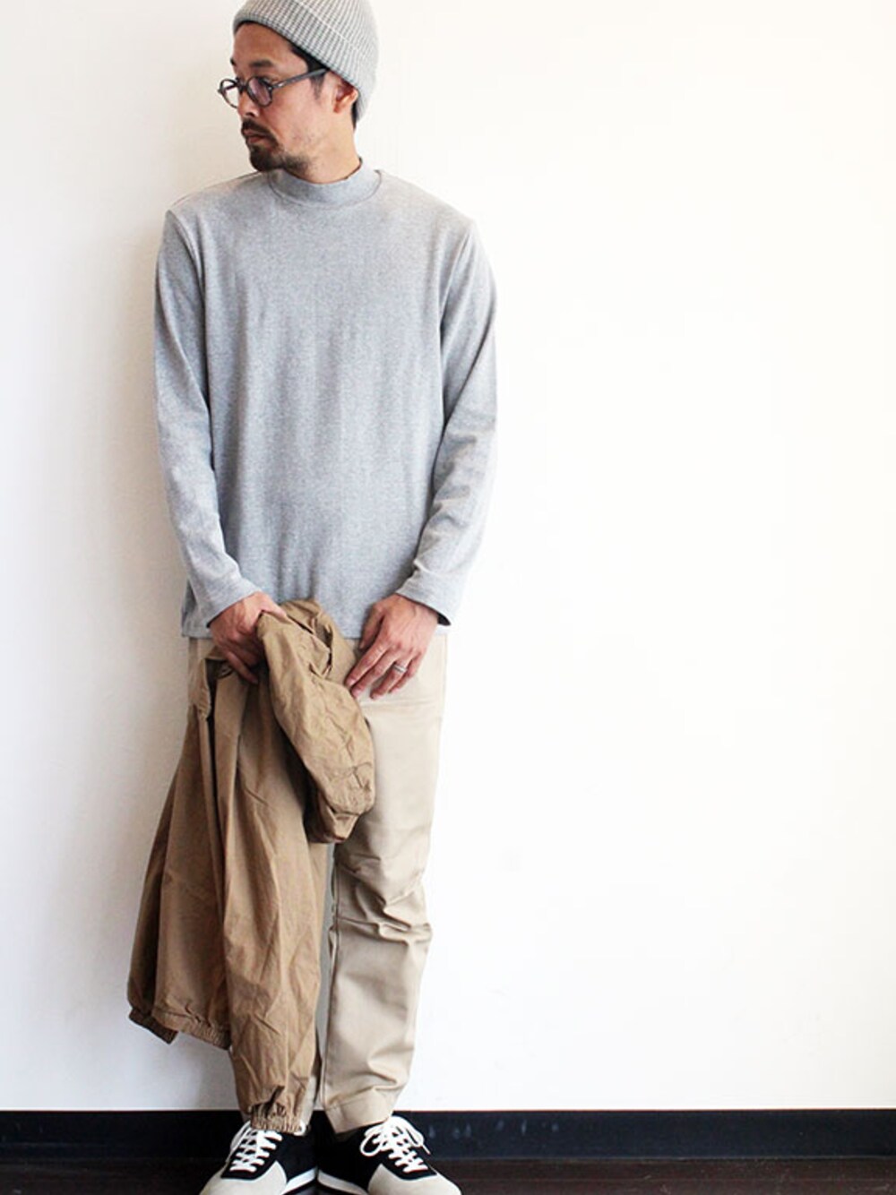 「シンプル、ワントーンコーデ、秋のコーデ、 スニーカー、 グレー、クロップドパンツ、きれいめカジュアル、メガネ男子、 ootd、 モックネック」｜「MANUAL ALPHABETのミリタリーフライスモック L/S Tee（Tシャツ/カットソー、その他）」を使った、nakajiさん（メンズ・168cm）の秋コーディネートの1枚目の写真