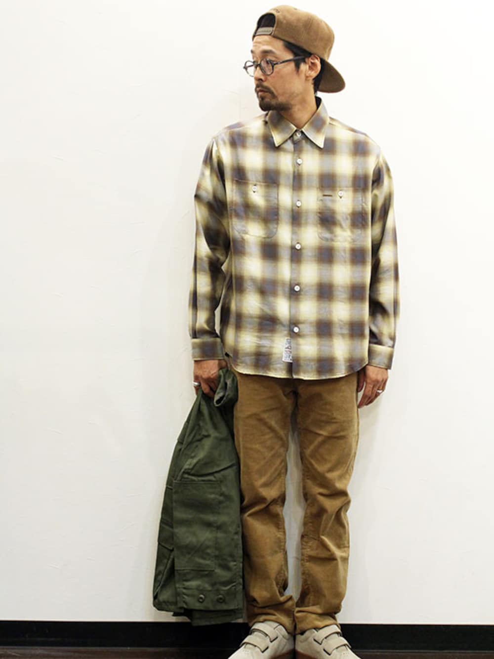 ベージュ系のその他パンツ、グレー系のシャツ/ブラウス、その他のスニーカーを着用したメンズの秋コーディネートの1枚目の写真