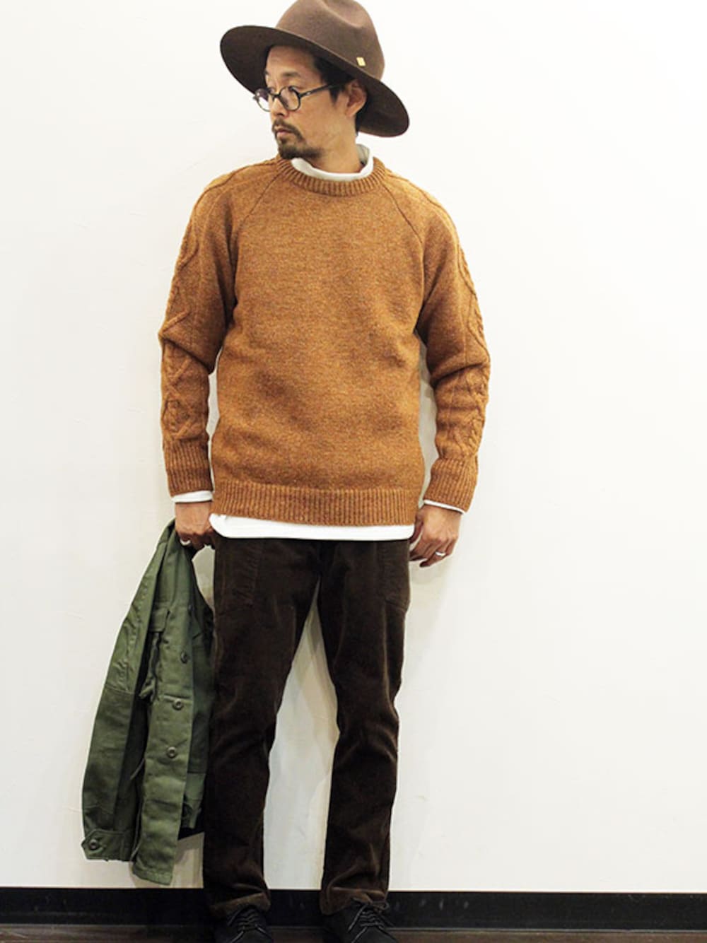 ブラウン系のニット/セーター、その他のTシャツ/カットソー、ブラウン系のその他パンツを着用したメンズの秋コーディネートの1枚目の写真