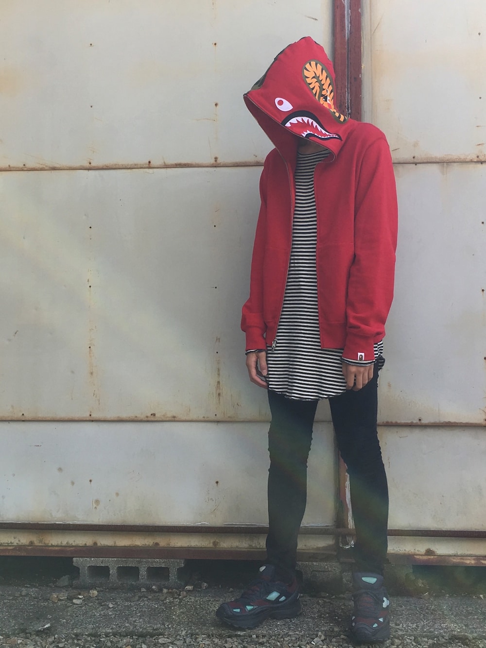 「ootd、ape、Bape、sharkhoodie、RAF SIMONS、adidas」｜「A BATHING APEのSHARK FULL ZIP HOODIE（パーカー、レッド系）」を使った、あすかさん（メンズ・178cm）の秋コーディネートの1枚目の写真