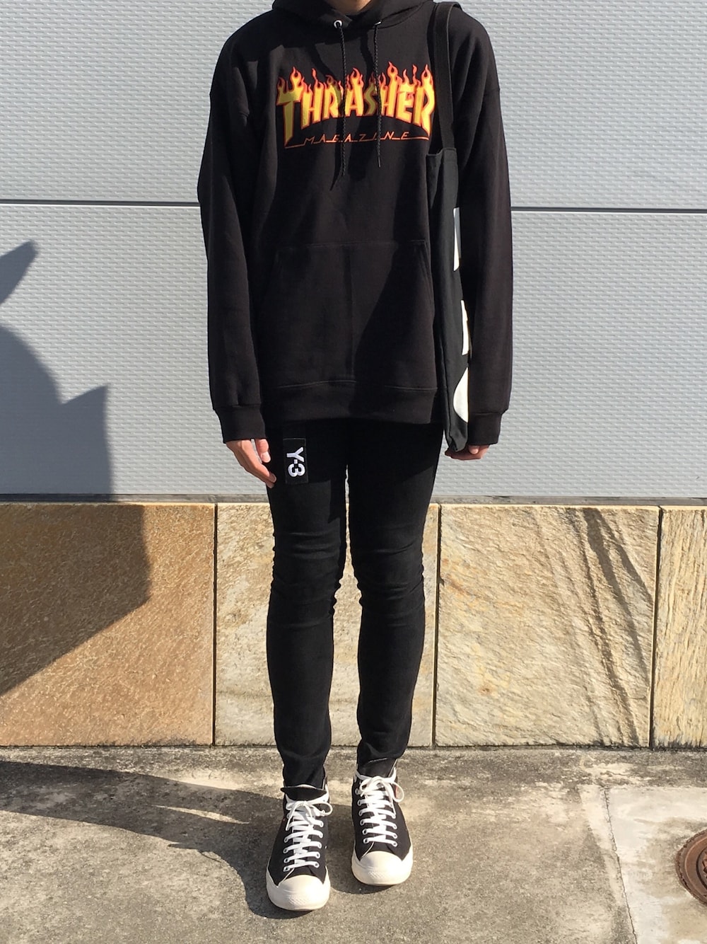 「ootd、outfit、streetstyle、sneakers、THRASHER、Y-3、COMME des GARCONS、converse」｜「THRASHERの【THRASHER/スラッシャー】スウェットパーカー-FRAME LOGO-（パーカー、ブラック系）」を使った、あすかさん（メンズ・178cm）の秋コーディネートの1枚目の写真