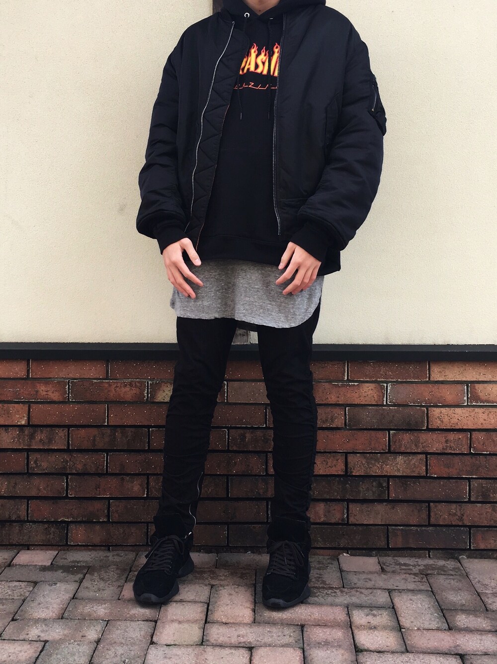 「thrasher box、THRASHER、alpha、RICK OWENS、ootd、outfit、outfitoftheday、black、streetstyle」｜「THRASHERの【THRASHER/スラッシャー】スウェットパーカー-FRAME LOGO-（パーカー、ブラック系）」を使った、あすかさん（メンズ・178cm）の冬コーディネートの1枚目の写真