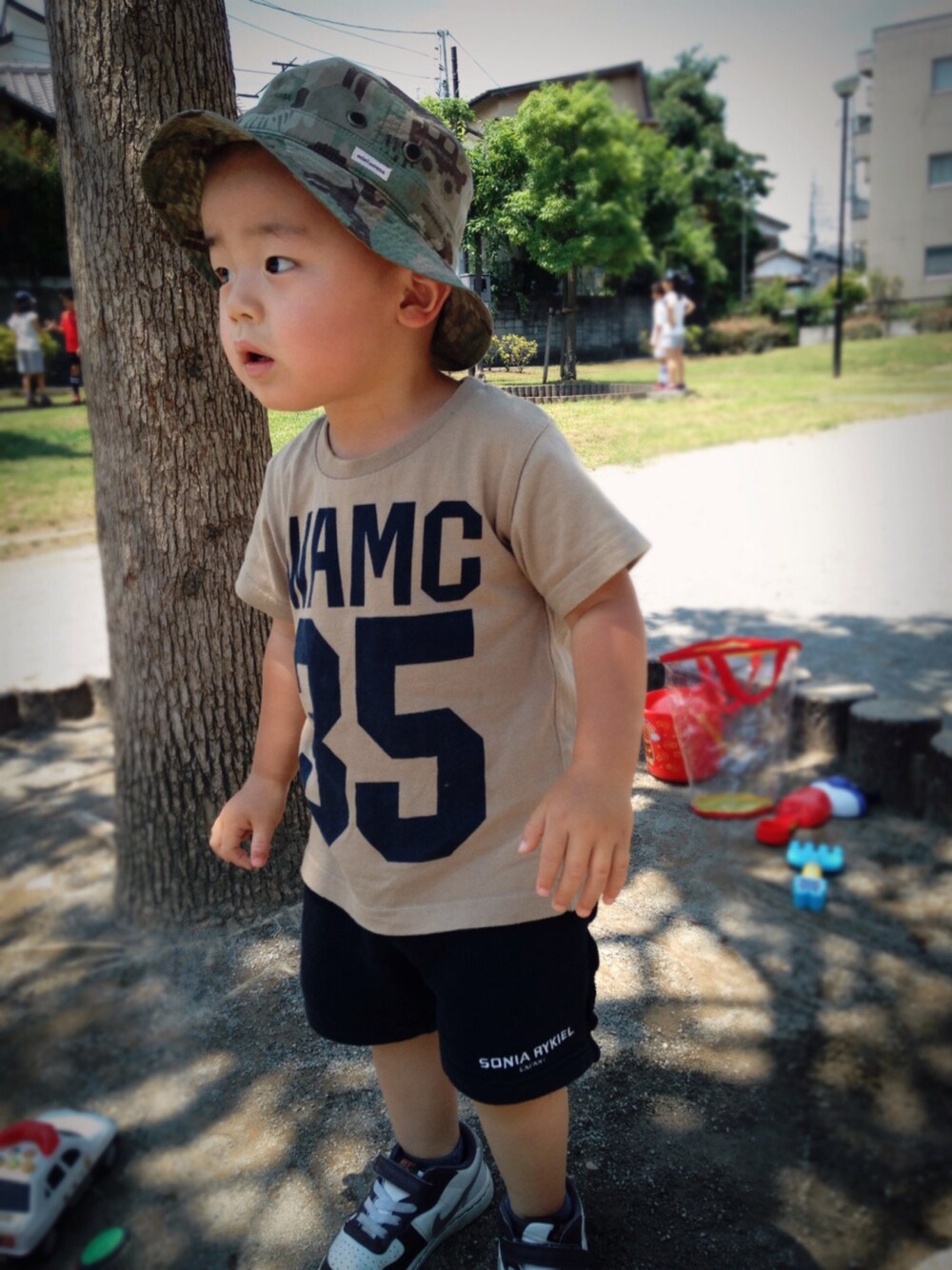 「カーキ×黒、カモ柄、ナイキスニーカー」｜「MIKI HOUSEのアイテム（ハット、グリーン系）」を使った、tyler♡さん（キッズ・90cm）の夏コーディネートの1枚目の写真