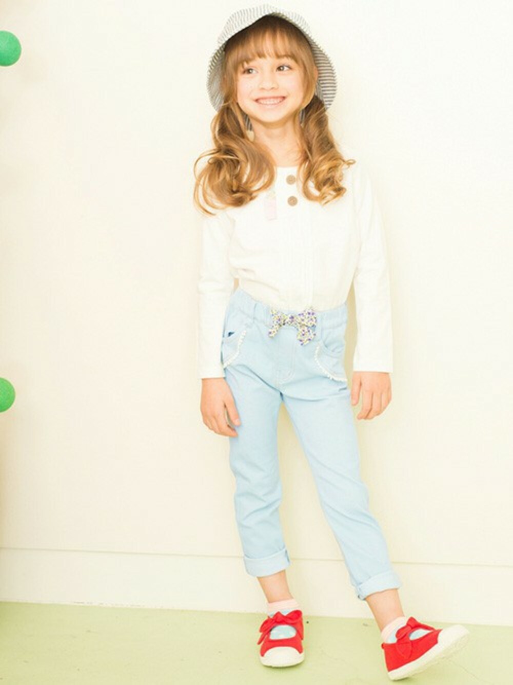 ホワイト系のTシャツ/カットソー、ブルー系のその他パンツ、レッド系のバレエシューズを着用したキッズの冬コーディネートの1枚目の写真