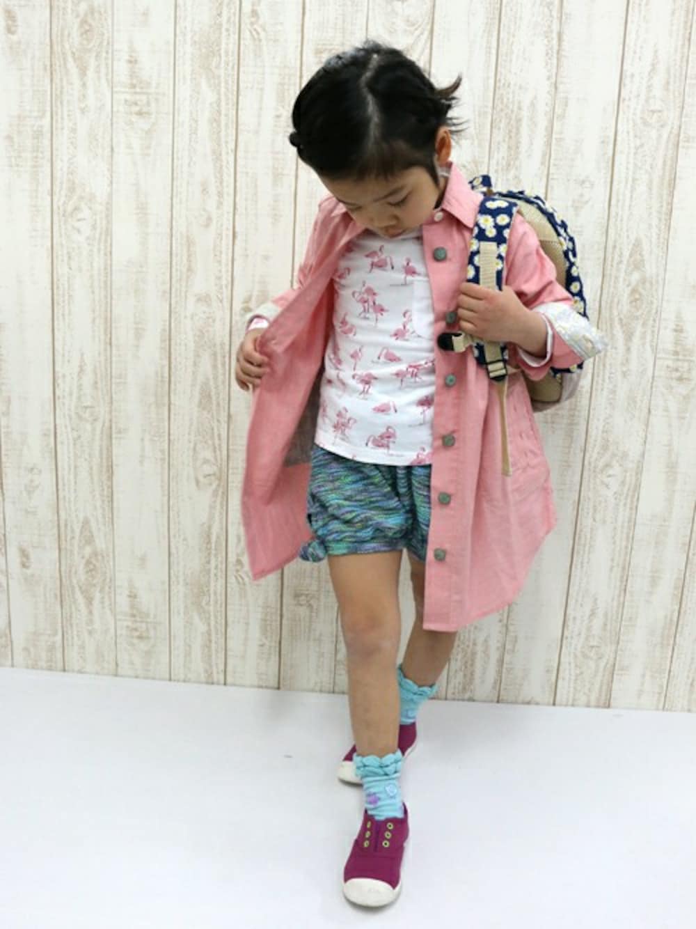 パープル系のスニーカー、ブルー系のその他パンツ、グリーン系のソックス/靴下を着用したキッズの冬コーディネートの1枚目の写真