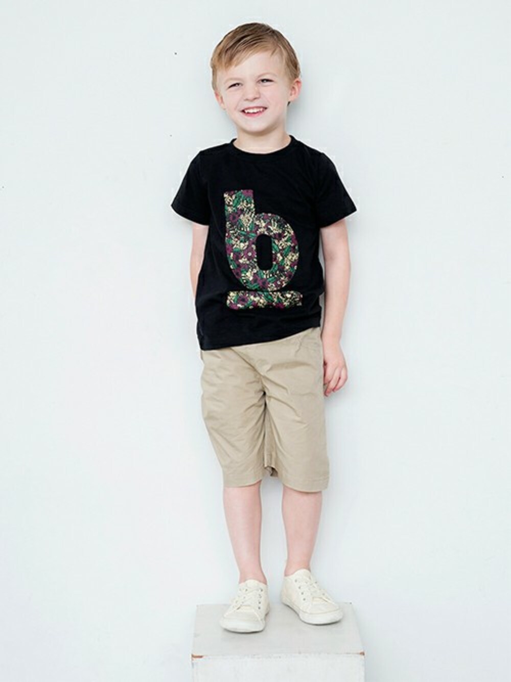 ブラック系のTシャツ/カットソー、ベージュ系のその他パンツを着用したキッズの夏コーディネートの1枚目の写真