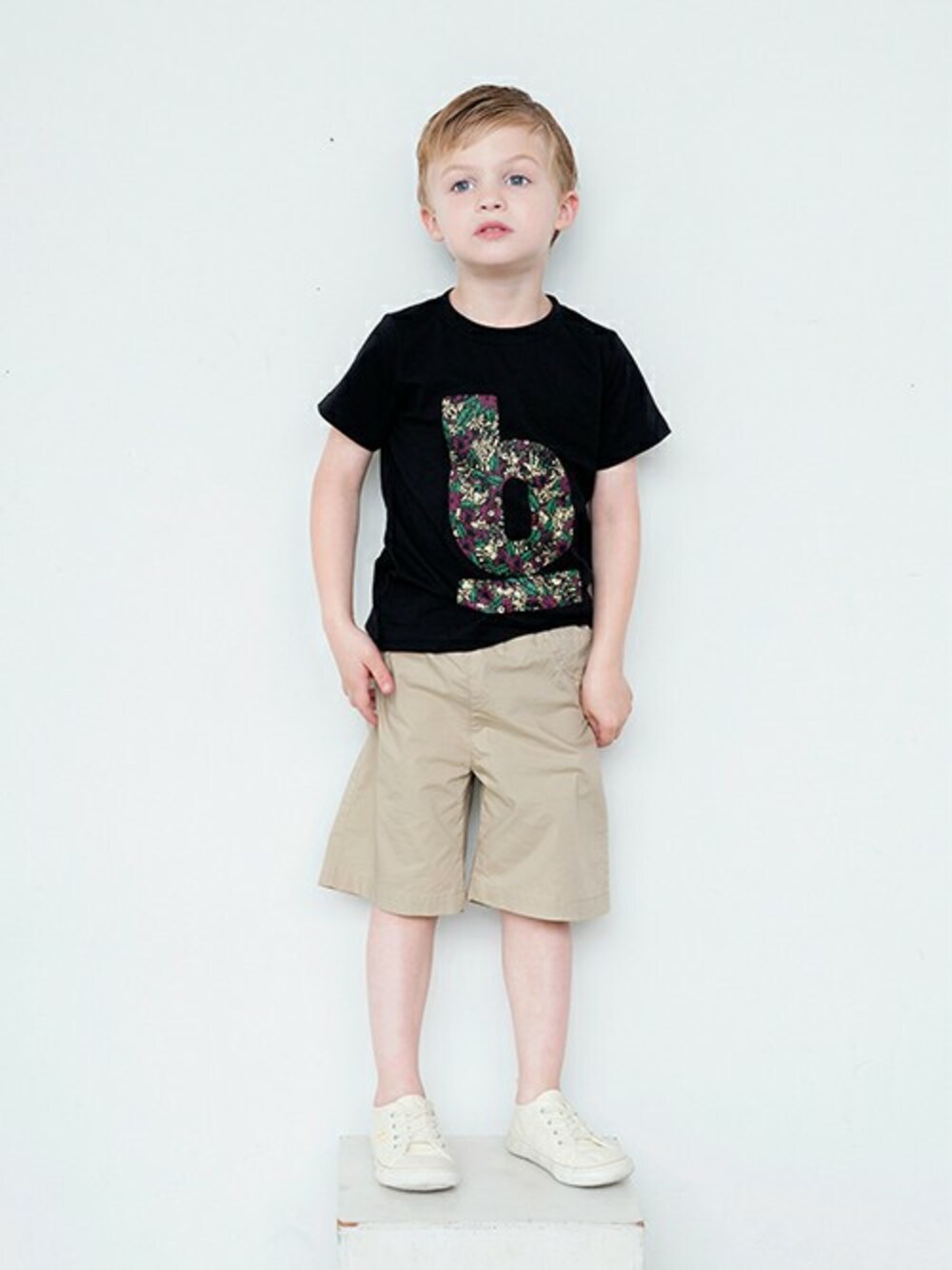 ブラック系のTシャツ/カットソー、ベージュ系のその他パンツを着用したキッズの夏コーディネートの1枚目の写真