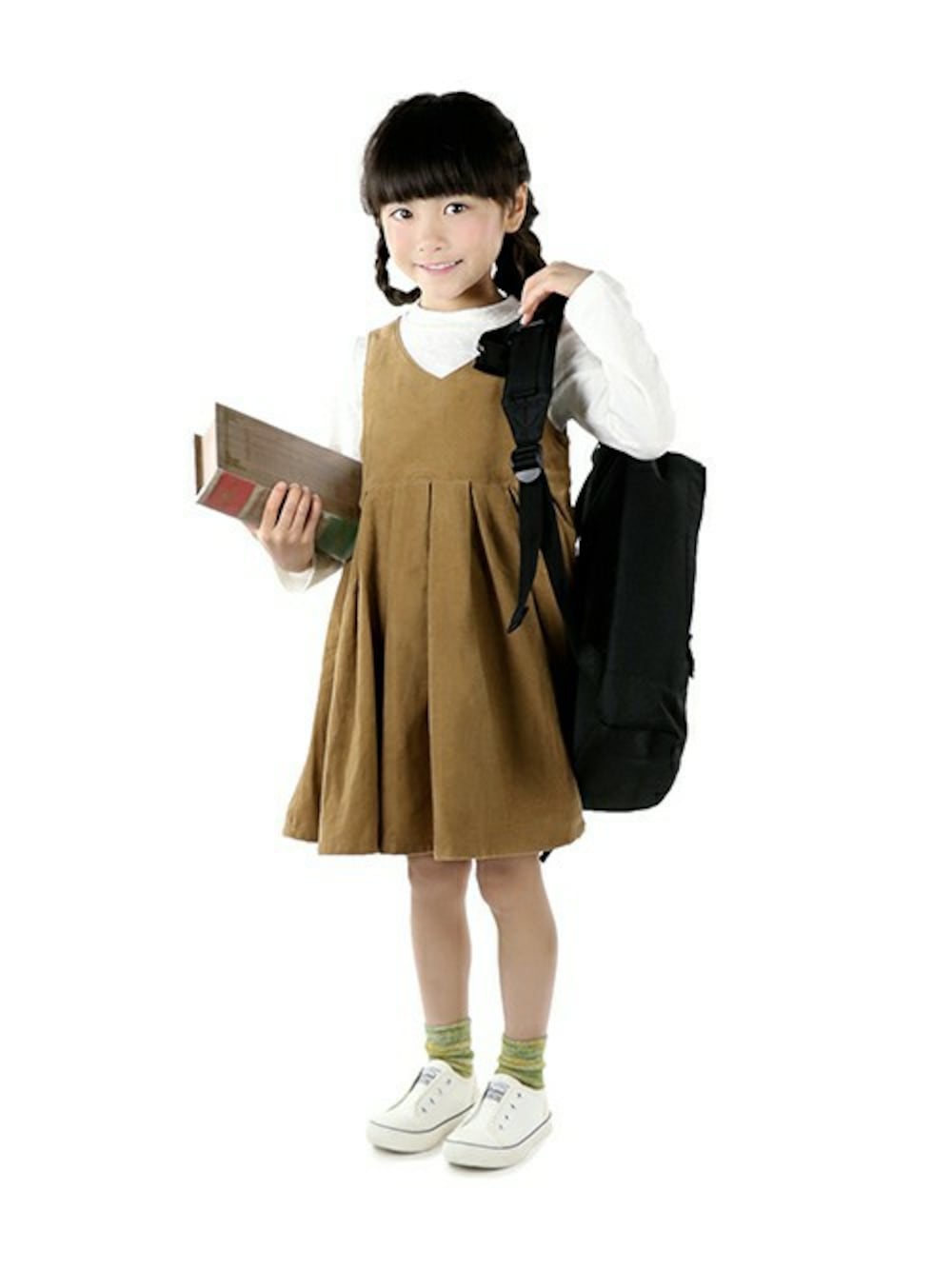 ホワイト系のTシャツ/カットソー、ベージュ系のワンピース、ホワイト系のその他シューズを着用したキッズの夏コーディネートの1枚目の写真