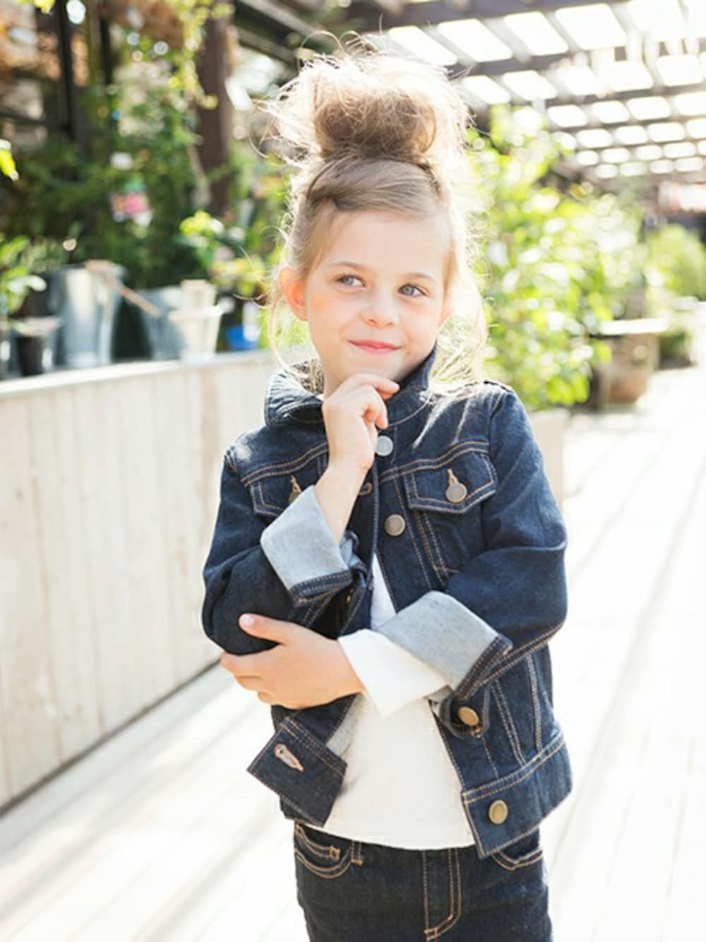 ブルー系のデニムジャケット、ホワイト系のTシャツ/カットソー、ブルー系のその他パンツを着用したキッズの夏コーディネートの1枚目の写真