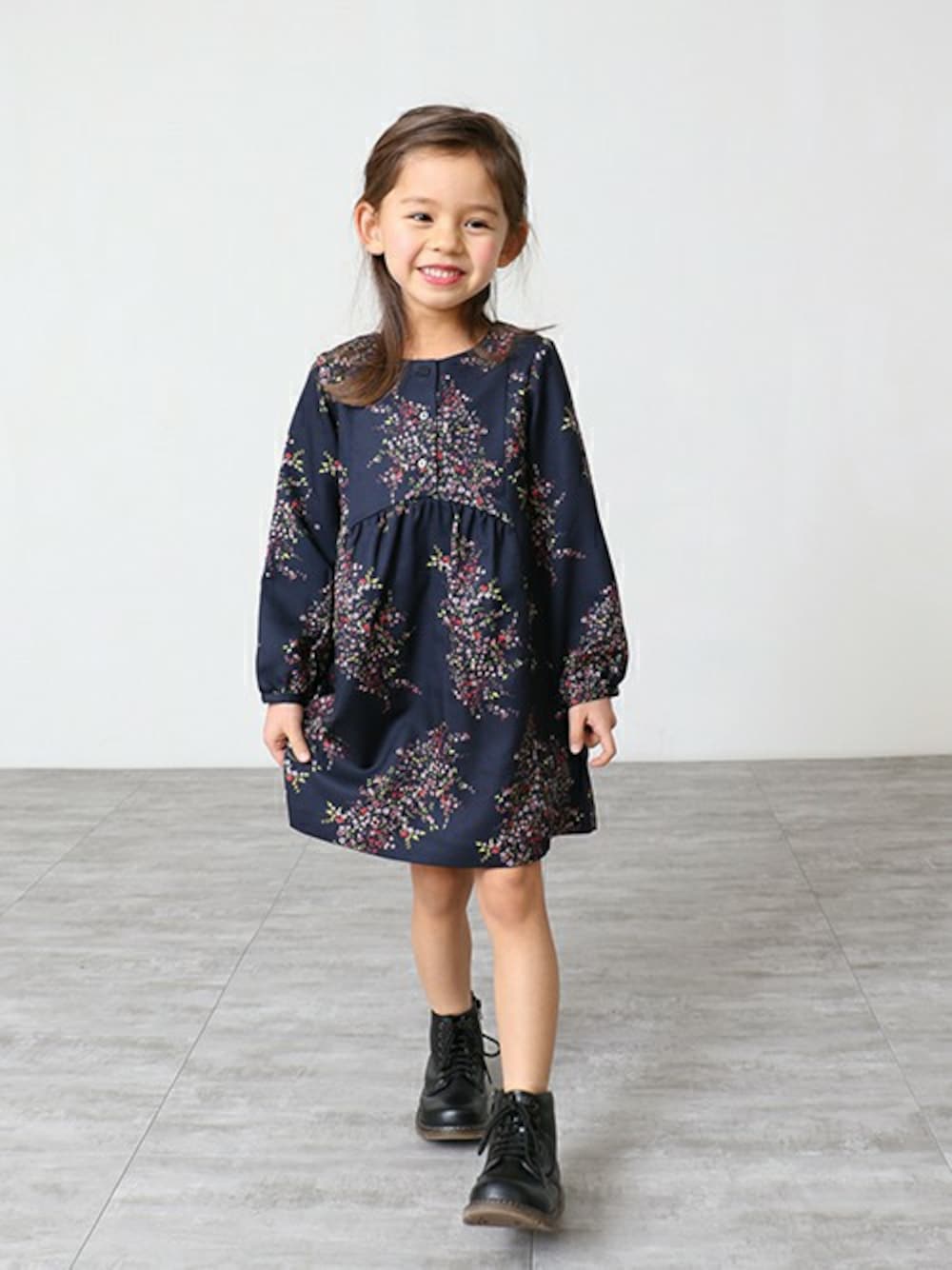 ブルー系のワンピースを着用したキッズの冬コーディネートの1枚目の写真