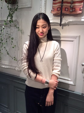 「アイテム（ニット/セーター）」を使った、岡本彩さん（レディース・167cm）の冬コーディネート