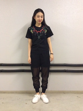 「アイテム（スニーカー）」を使った、岡本彩さん（レディース・167cm）の冬コーディネート