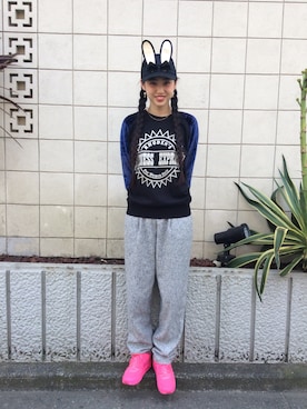 「アイテム（スニーカー）」を使った、岡本彩さん（レディース・167cm）の春コーディネート