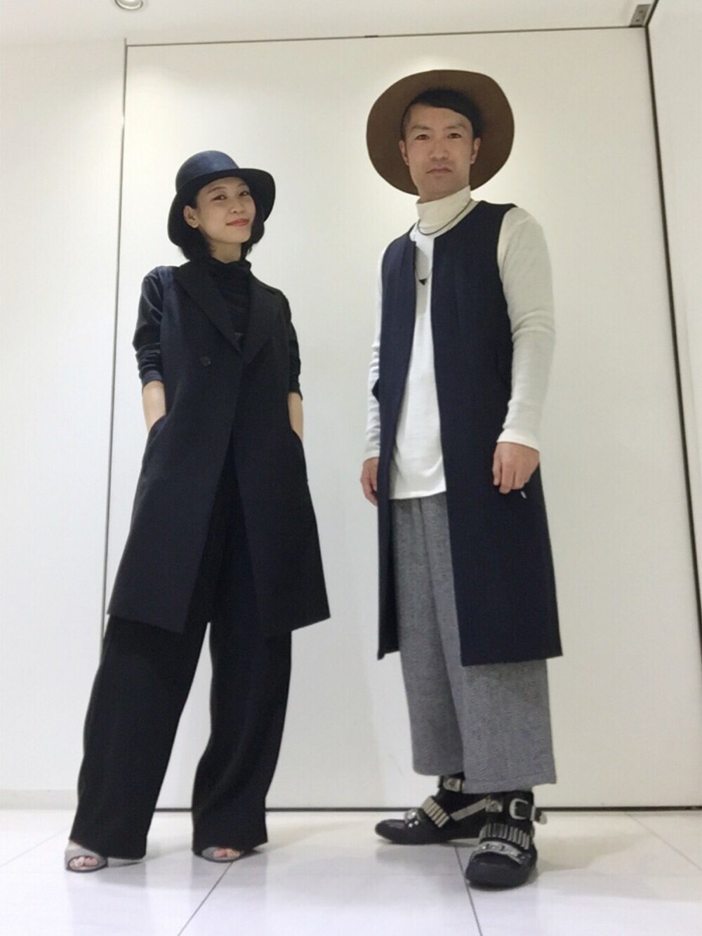 ブラック系のその他アウター、ホワイト系のTシャツ/カットソー、ブラック系のスニーカーを着用したメンズの秋コーディネートの1枚目の写真