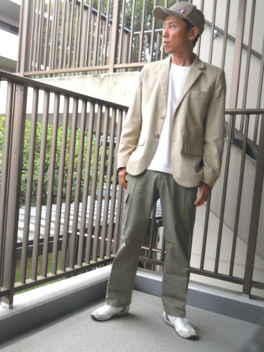 「ジャケット、カーゴパンツ、APC、フランスかぶれ」｜「BEAMS LIGHTSのBEAMS LIGHTS / 6パネルベースボールキャップ（キャップ、ベージュ系）」を使った、genさん（メンズ・167cm）の秋コーディネートの1枚目の写真