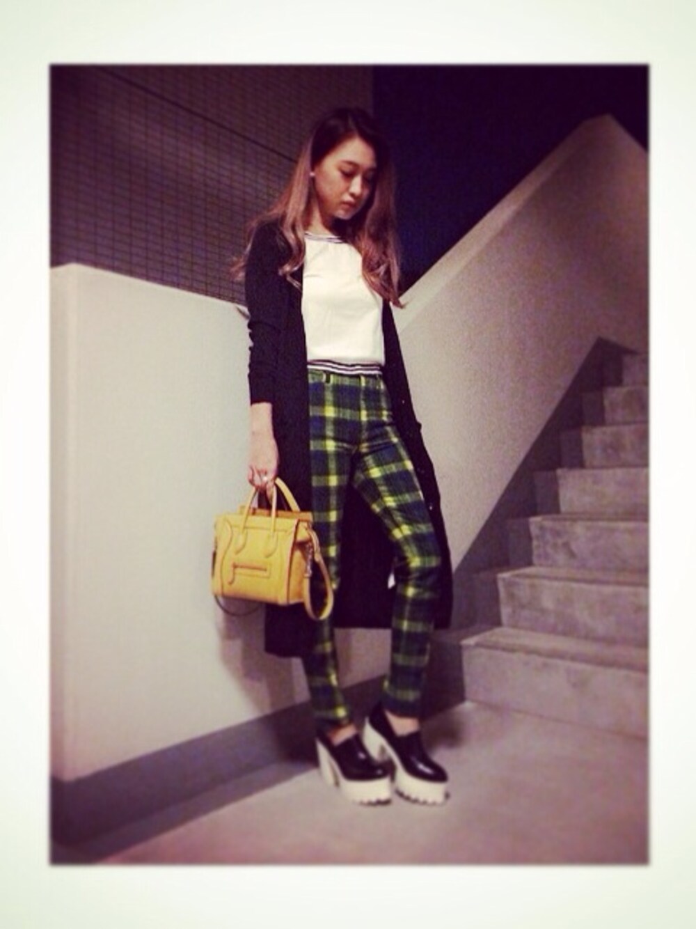 「SLY、ootd、outfit、コーディネート、murua、growze、ENVYM、チェックパンツ」｜「SLYのアイテム（デニムパンツ、イエロー系）」を使った、Rieさん（レディース・160cm）の秋コーディネートの1枚目の写真