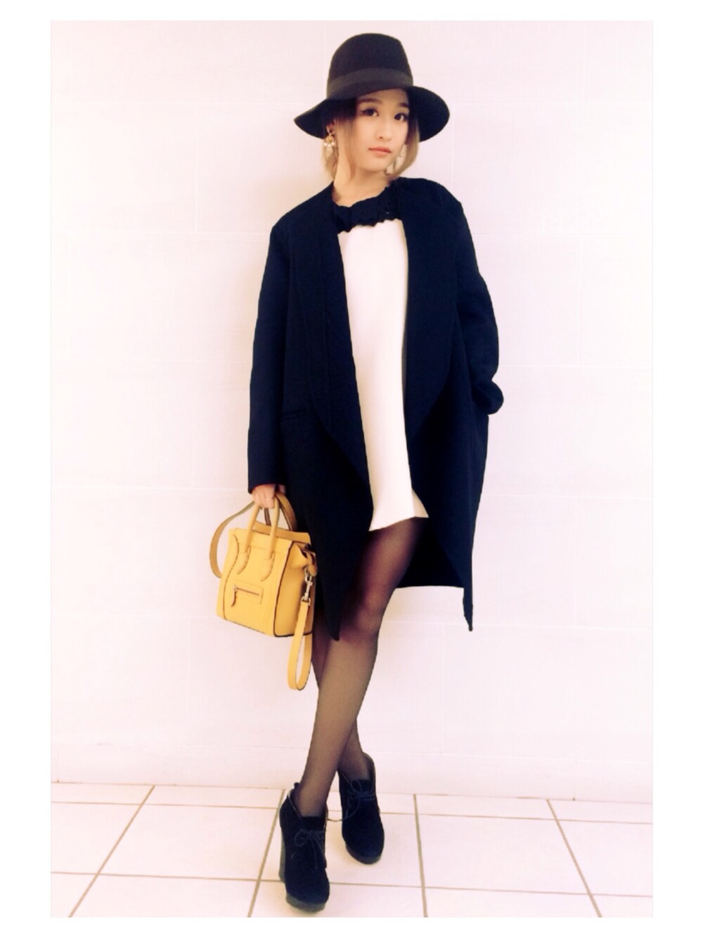「CELINE、コート、チェスターコート、ootd、outfit、Jimmy Choo、ハットコーデ、秋のコーデ、コーデ」｜「CELINEのアイテム（チェスターコート、ブラック系）」を使った、Rieさん（レディース・160cm）の秋コーディネートの1枚目の写真