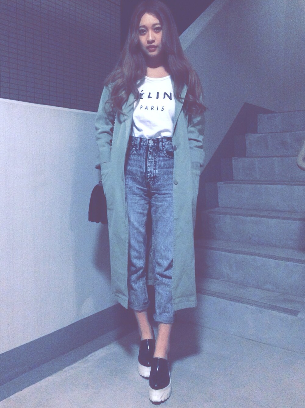 「outfit、ootd、コーディネート、今日のコーデ、ENVYM、moussy、CELINE、チェスターコート、カーキ、カーキアウター」｜「MOUSSYのアイテム（デニムパンツ、ブルー系）」を使った、Rieさん（レディース・160cm）の春コーディネートの1枚目の写真