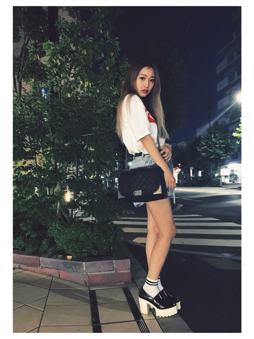 「STYLENANDA、スタイルナンダ、FIG&VIPER、白Tシャツ、ヒール×靴下、chanel、シャネル、ショートパンツ、ootd、outfit」｜「FIG&VIPERのTOKYO MUSE BIG-T（Tシャツ/カットソー、ホワイト系）」を使った、Rieさん（レディース・160cm）の秋コーディネートの1枚目の写真