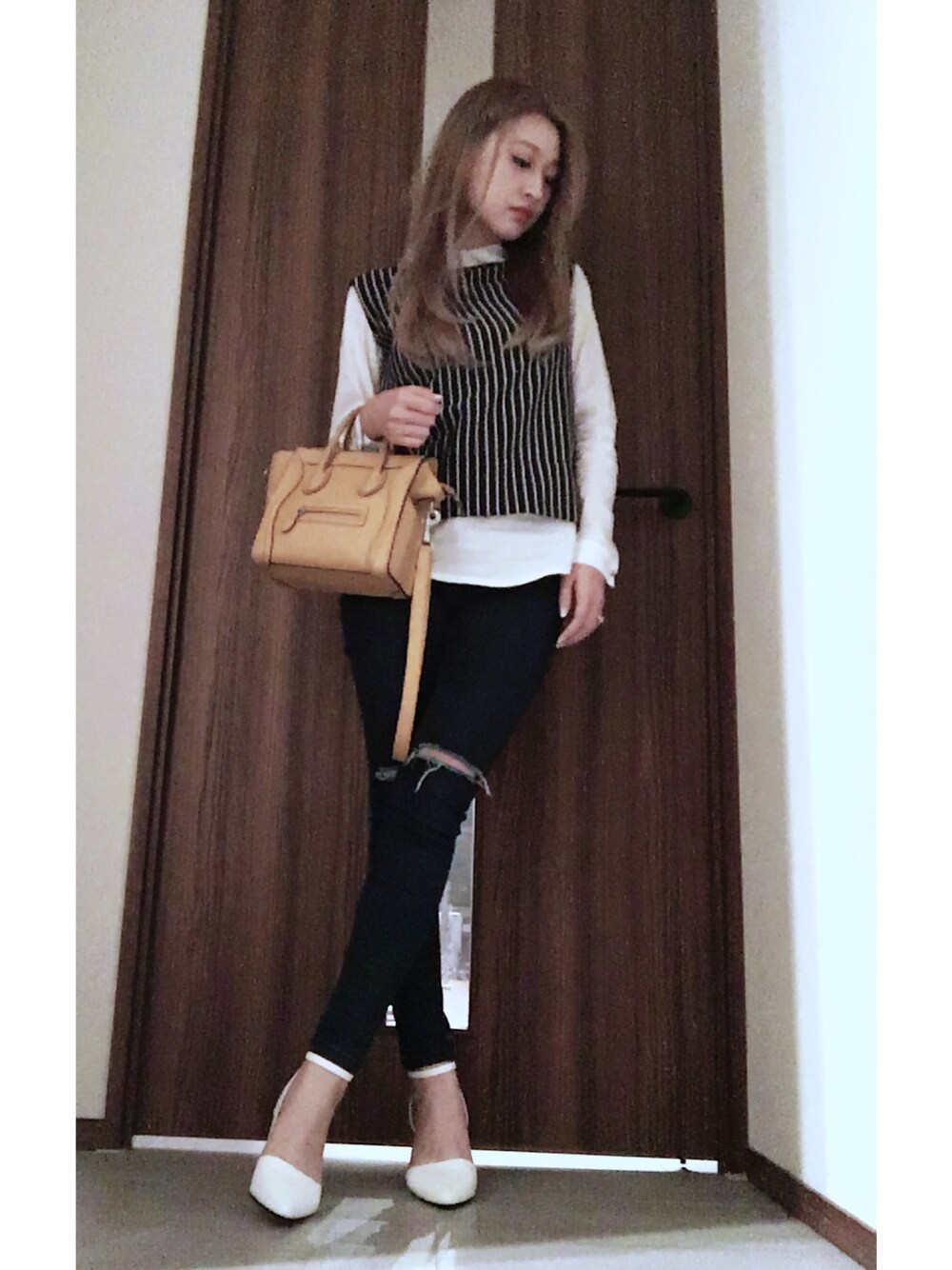 ブラック系のシャツ/ブラウス、ホワイト系のパンプスを着用したレディースの秋コーディネートの1枚目の写真