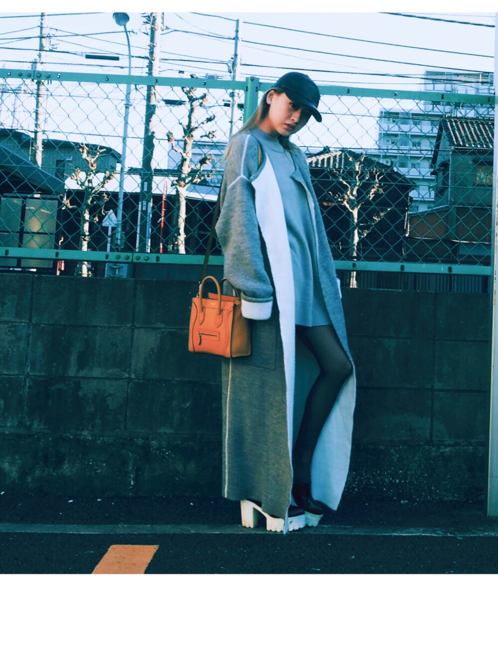 「EMODA、ニット、ニットコート、冬、2016、グレー、キャップ、ロングニット」｜「EMODAのBOLUME KNIT コート（その他アウター、グレー系）」を使った、Rieさん（レディース・160cm）の冬コーディネートの1枚目の写真