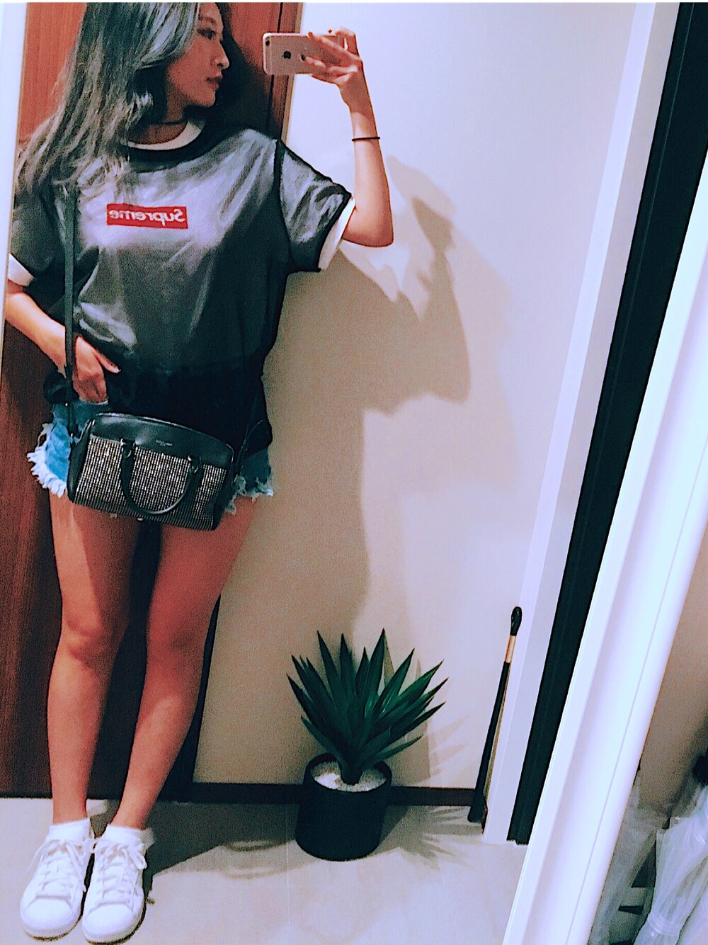 「パンツスタイル、秋のコーデ、code、moussy、adidas、スニーカー、supreme、ootd、Tシャツ、コーディネート」｜「Supreme のアイテム（Tシャツ/カットソー、ホワイト系）」を使った、Rieさん（レディース・160cm）の秋コーディネートの1枚目の写真
