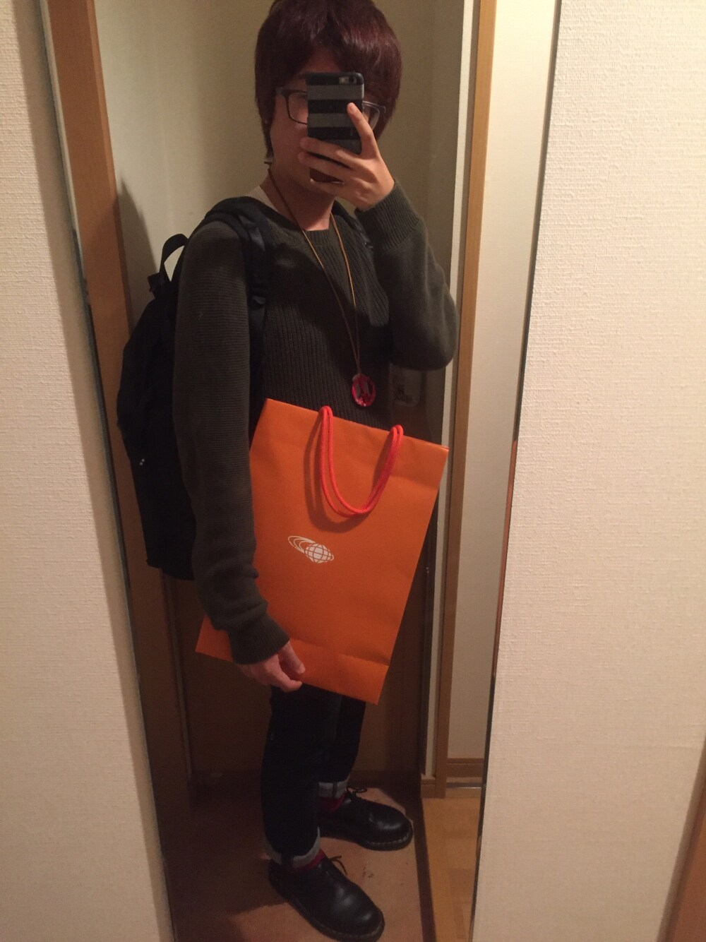 「ニット×スキニー、ニット、バックパック、革靴、Dr.Martens、秋のコーデ」｜「BEAMSのアイテム（その他、オレンジ系）」を使った、ひいらぎさん（メンズ・166cm）の秋コーディネートの1枚目の写真