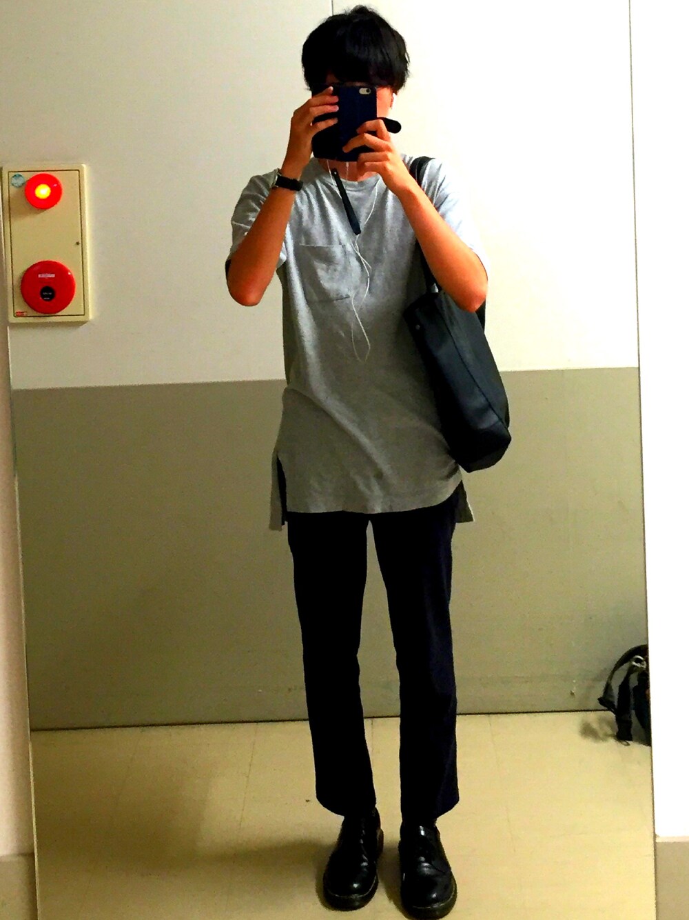 「無印良品のアイテム（Tシャツ/カットソー、グレー系）」を使った、無印店員Aさん（メンズ・178cm）の夏コーディネートの1枚目の写真