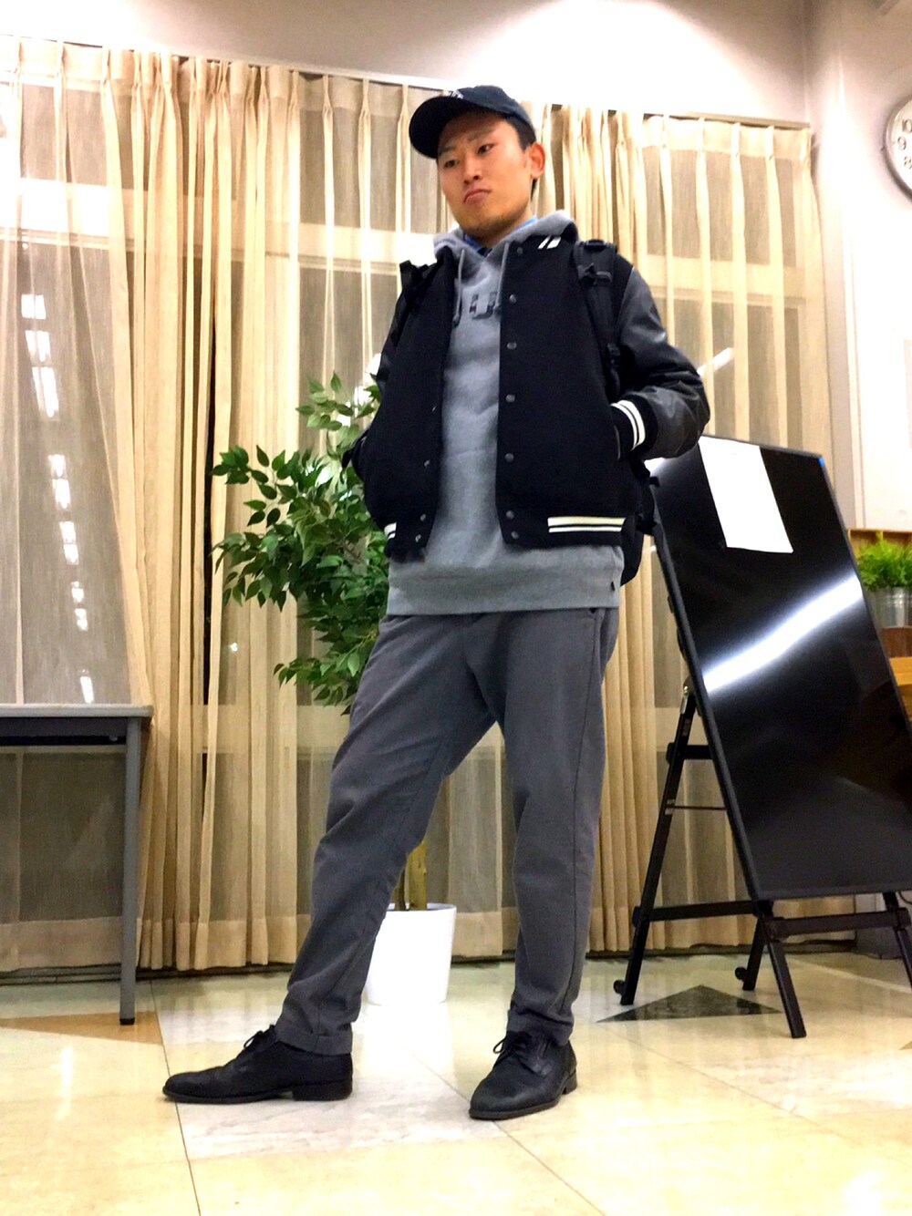 「冬」｜「HUFのアイテム（パーカー、グレー系）」を使った、西川 勇佑さん（メンズ・176cm）の秋コーディネートの1枚目の写真