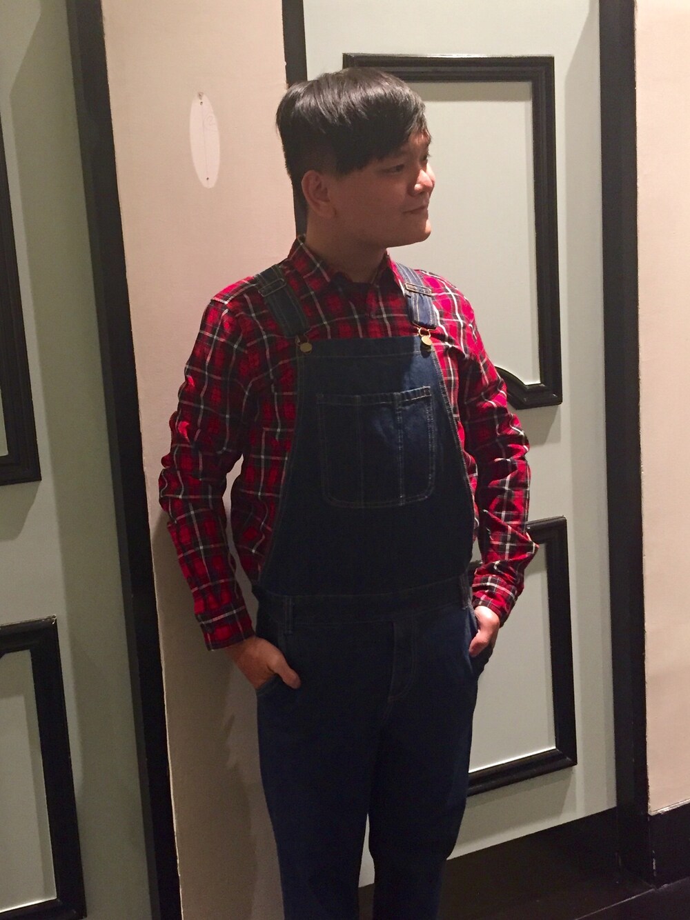 「koolcheng、trinhtutrung、trouser、overall、jeans、salopette、FOREVER 21、FOREVER21」｜「FOREVER 21のアイテム（シャツ/ブラウス、レッド系）」を使った、koolchengさん（メンズ・172cm）の冬コーディネートの1枚目の写真