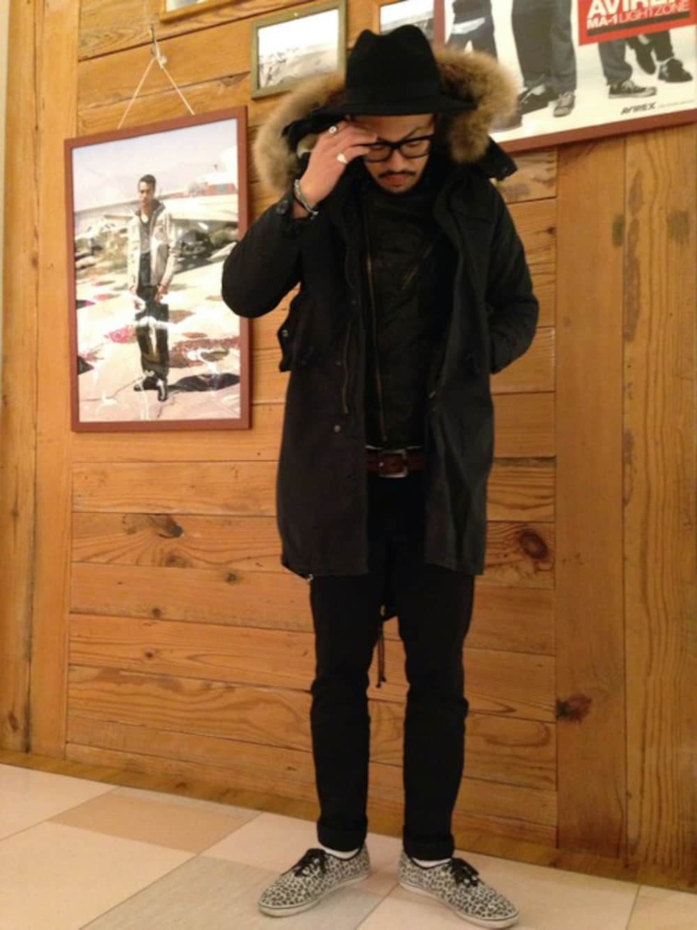 グレー系のモッズコート、ブラック系のライダースジャケット、ブラック系のチノパンツを着用したメンズの冬コーディネートの1枚目の写真