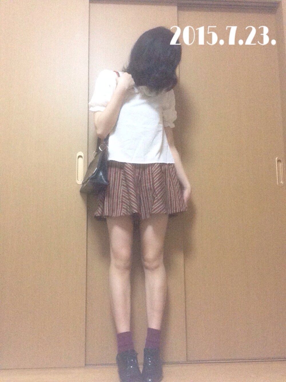 ベージュ系のシャツ/ブラウス、レッド系のその他パンツ、ブラック系のドレスシューズを着用したレディースの夏コーディネートの1枚目の写真