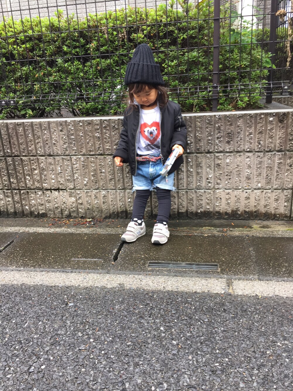 「kids、おんなのこ、リンクコーデ、MA-1、Avan Lily、petit main、ニット帽」｜「petit mainのMA-1ブルゾン（MA-1、ブラック系）」を使った、chibi su--さん（キッズ・90cm）の秋コーディネートの1枚目の写真