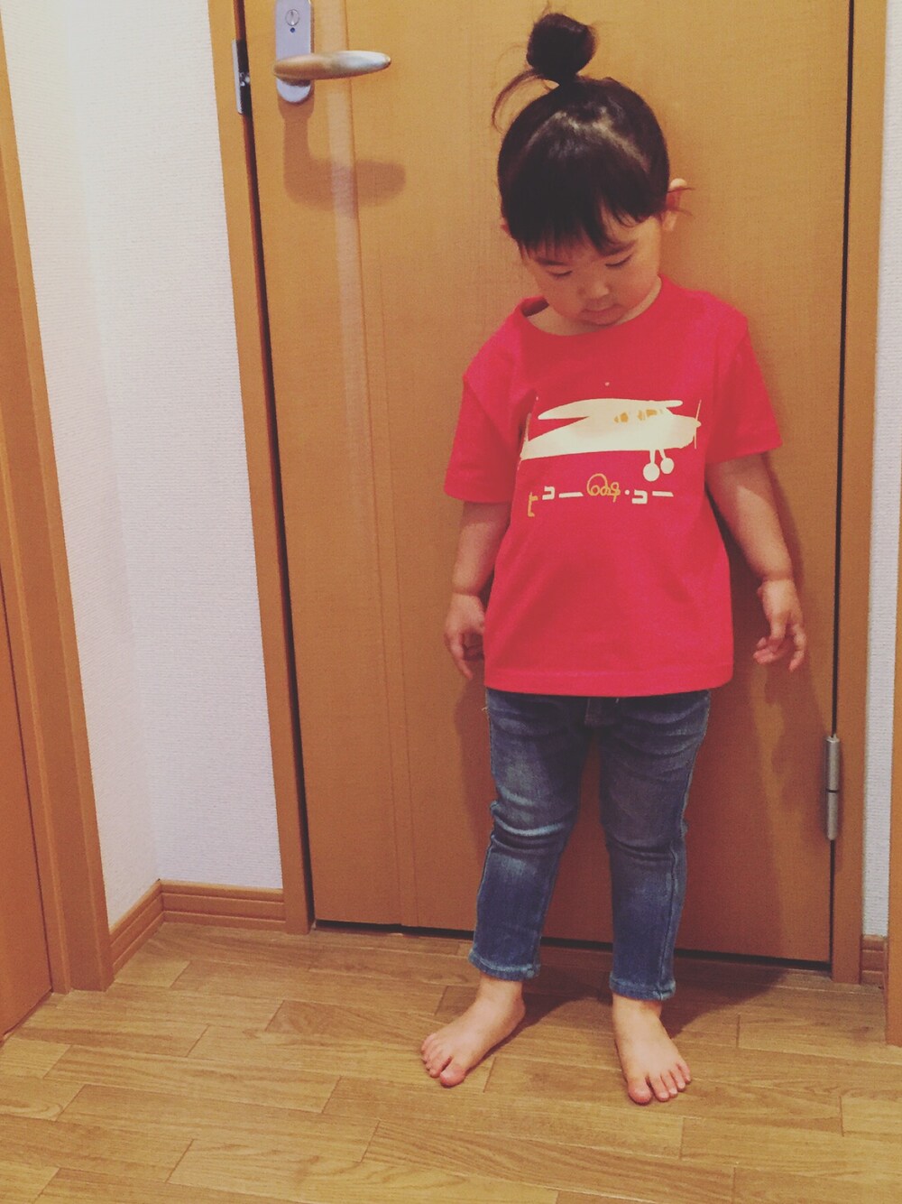 「ツアーT、小沢健二、魔法的、キッズコーデ、kids、赤Tシャツ」｜「小沢健二ツアーTシャツのアイテム（Tシャツ/カットソー、レッド系）」を使った、chibi su--さん（キッズ・100cm）の夏コーディネートの1枚目の写真