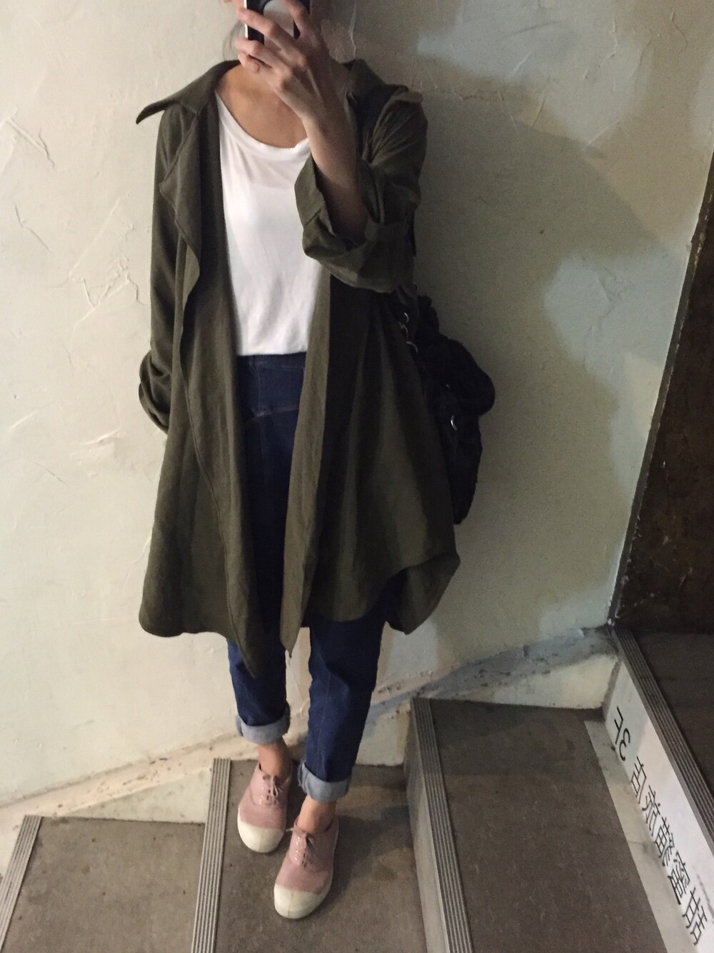 グリーン系のトレンチコート、ピンク系のシューズを着用したレディースの春コーディネートの1枚目の写真