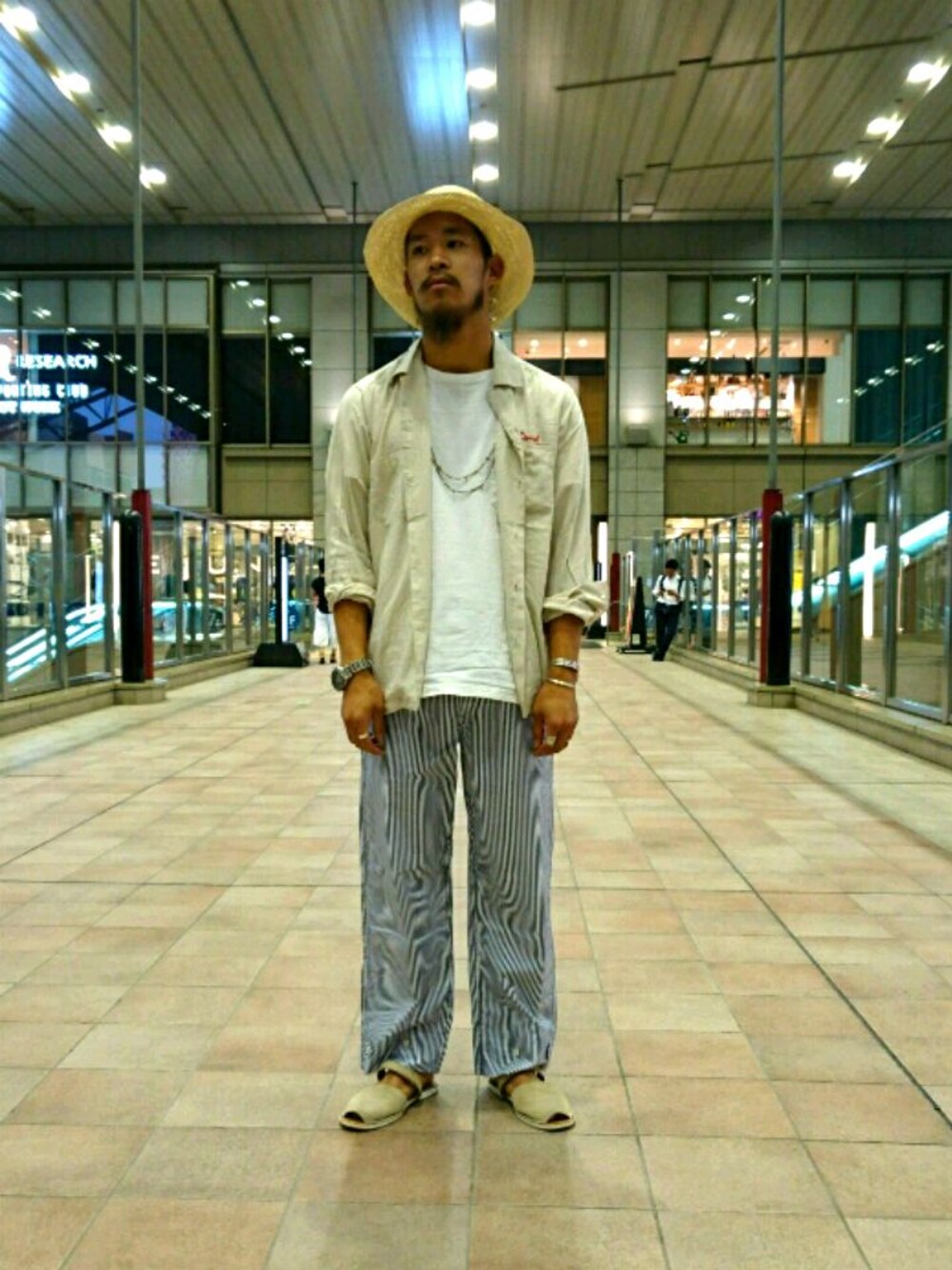 「ヤングアンドオルセン、パジャマパンツ、パナマハット、ボーリングシャツ、大人カジュアル、フリークスストア」｜「FREAK'S STOREの米綿 クルーネック Tシャツ                    （Tシャツ/カットソー、ホワイト系）」を使った、hideyuki andoさん（メンズ・175cm）の夏コーディネートの1枚目の写真
