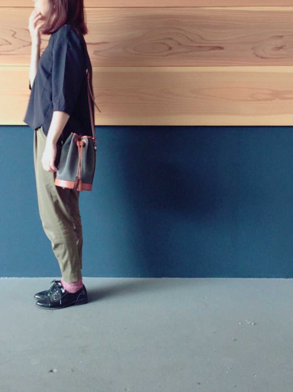 ブルー系のシャツ/ブラウス、グリーン系のその他パンツ、グレー系のショルダーバッグを着用したレディースの秋コーディネートの1枚目の写真