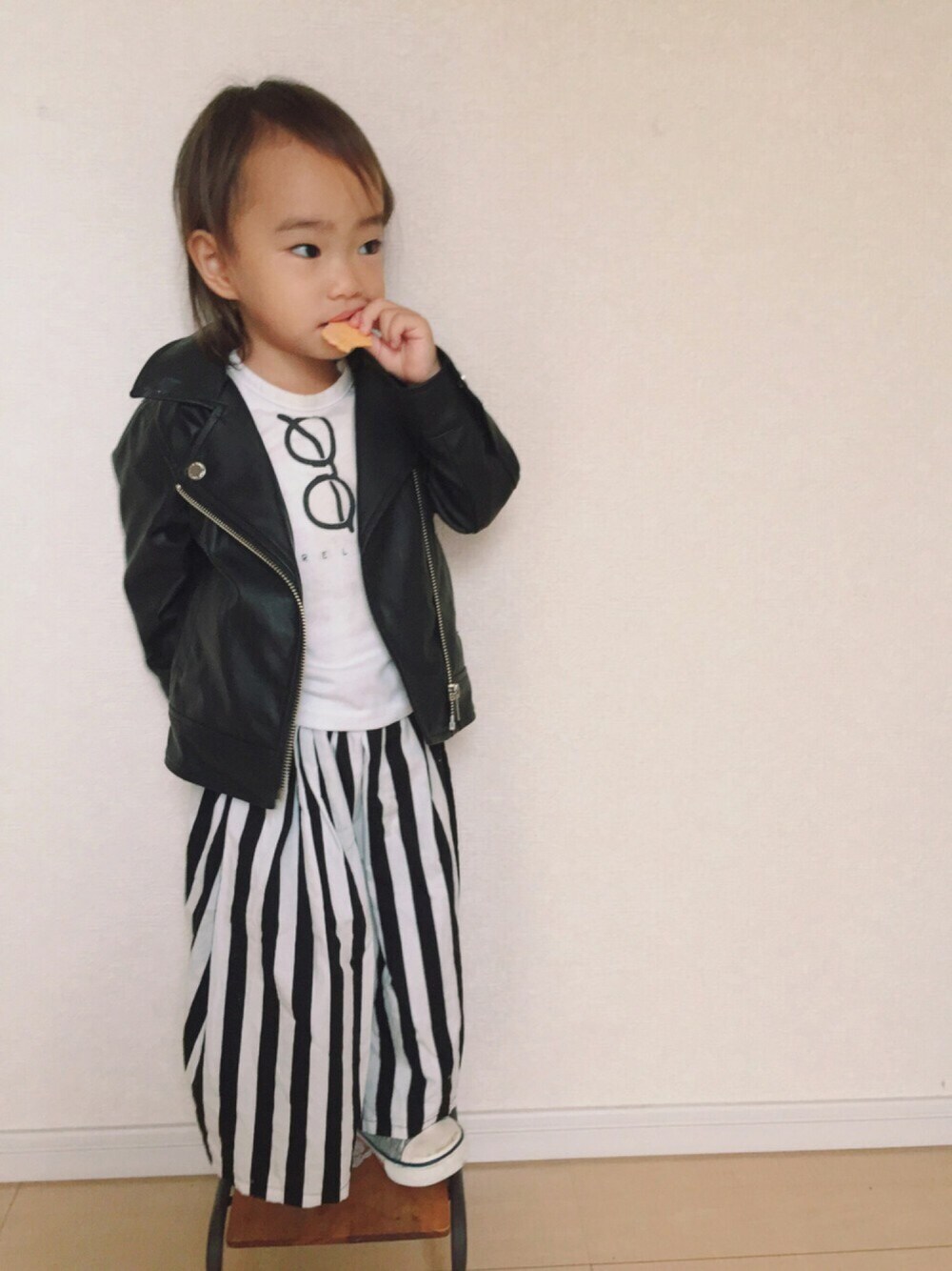 ホワイト系のTシャツ/カットソー、ブラック系のライダースジャケット、その他のスカートを着用したキッズの秋コーディネートの1枚目の写真