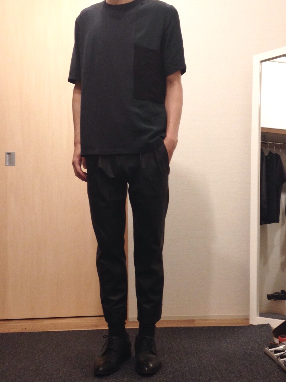 「JOSEPHのアイテム（Tシャツ/カットソー、グレー系）」を使った、Takuto  Kobayashiさん（メンズ・165cm）の夏コーディネートの1枚目の写真