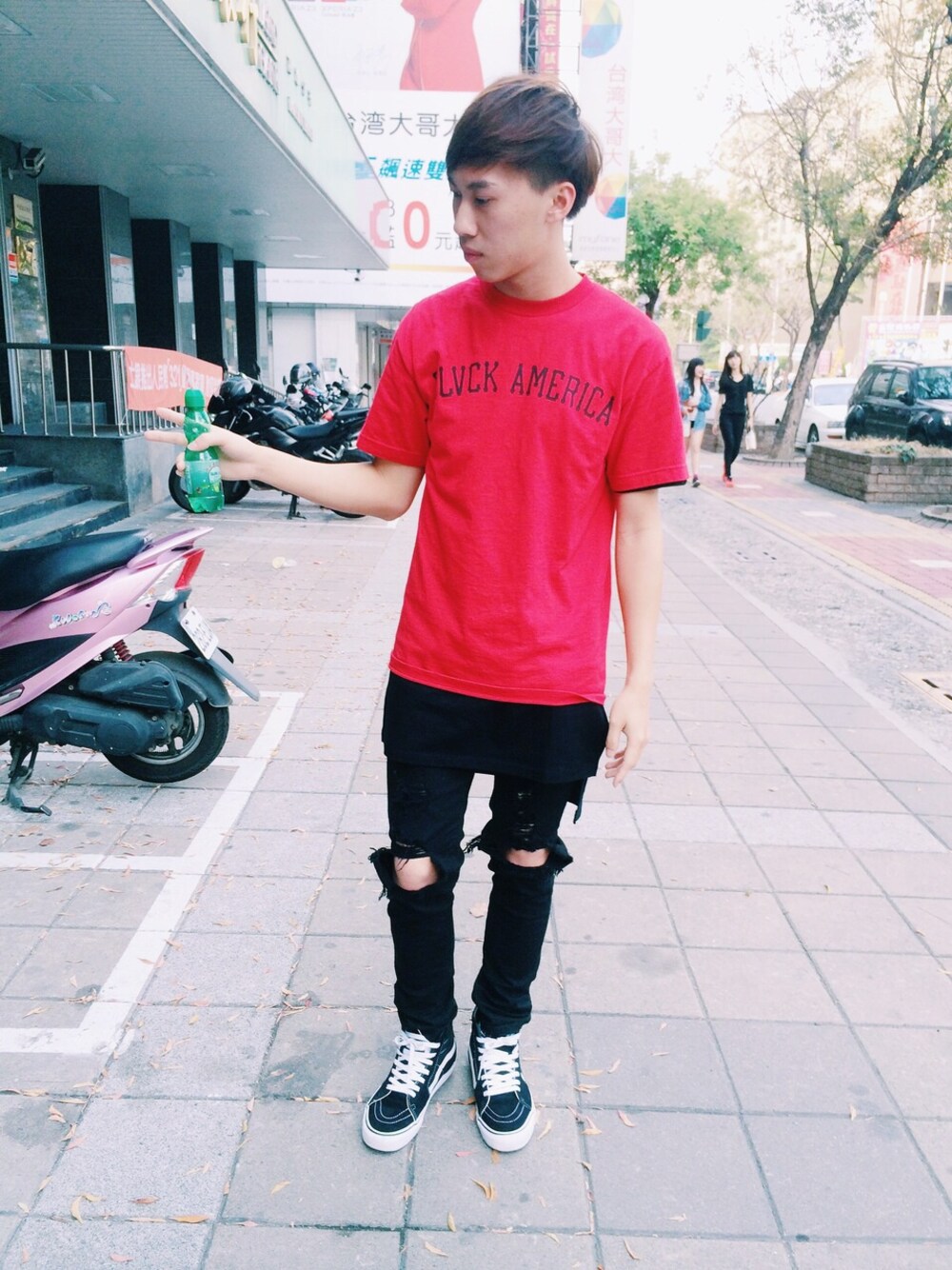 「VANS、Symphony、BLACK SCALE、red」｜「symphonyのアイテム（デニムパンツ、ブラック系）」を使った、柯さん（メンズ・175cm）の春コーディネートの1枚目の写真