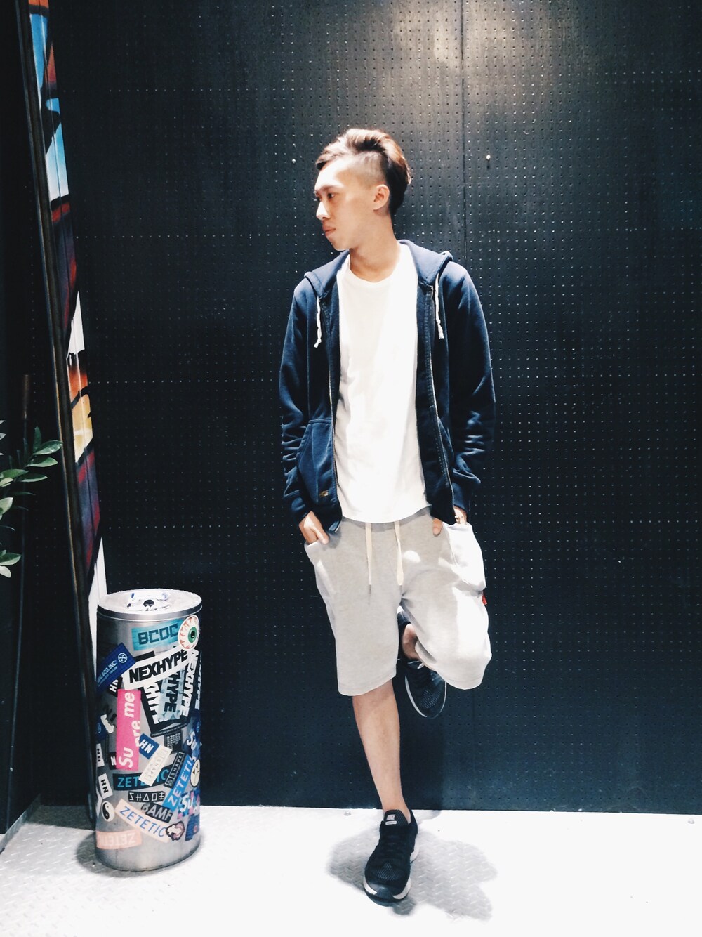 「B-SIDE」｜「B-SIDEのアイテム（パンツ、グレー系）」を使った、柯さん（メンズ・175cm）の秋コーディネートの1枚目の写真