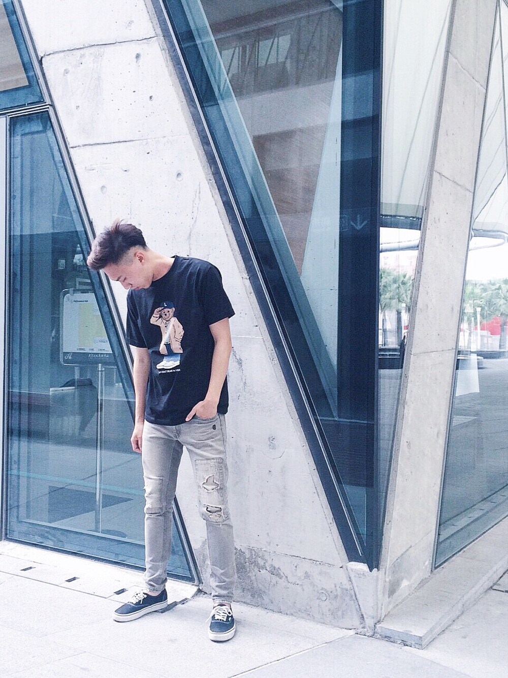 「春コーデ、ニット、ハット、lesstaiwan、less、Slightly Numb」｜「Less Taiwanのアイテム（Tシャツ/カットソー、ブラック系）」を使った、柯さん（メンズ・175cm）の春コーディネートの1枚目の写真