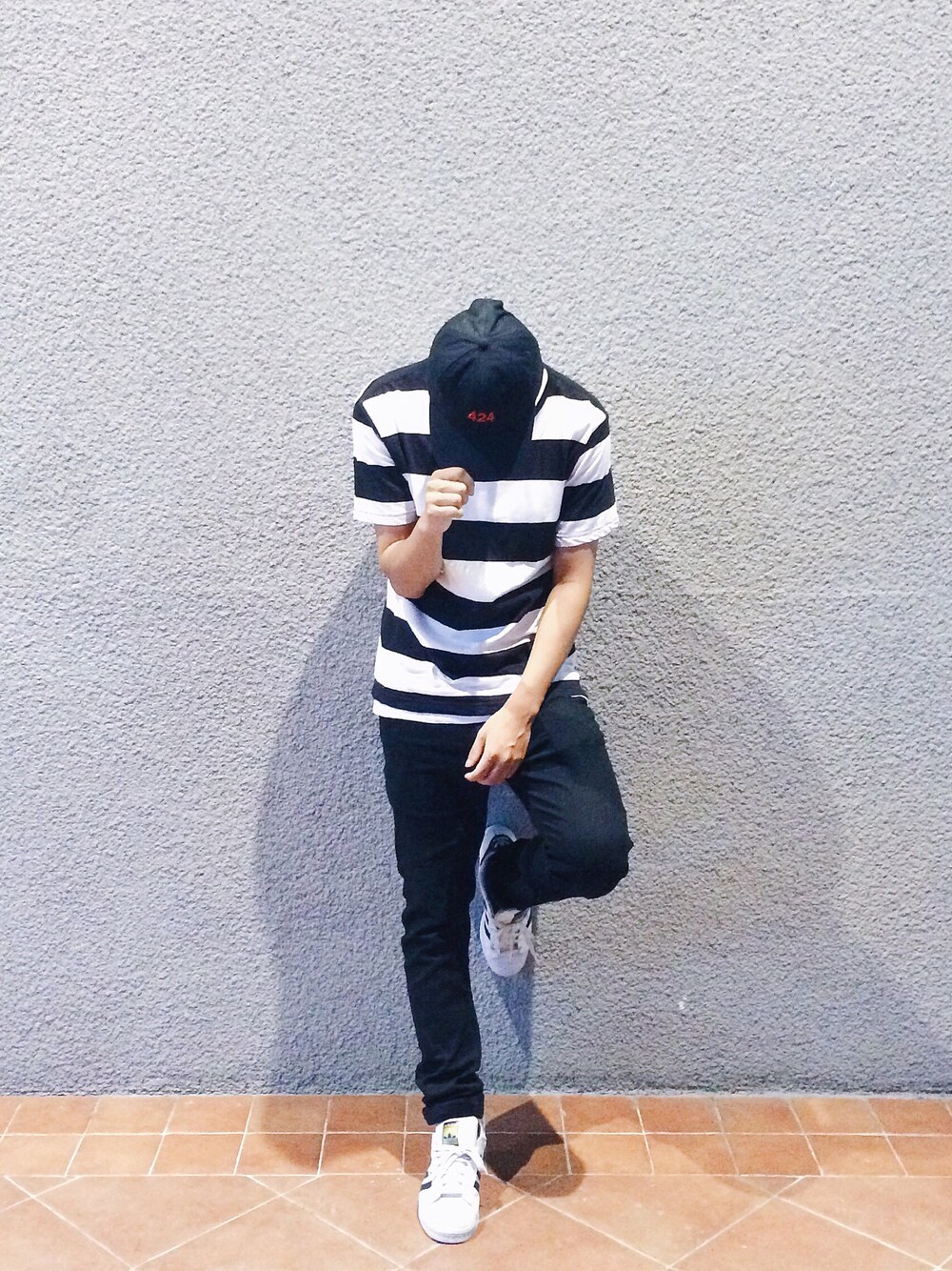 「休日スタイル、Tシャツ、シンプル、黒、モノトーン、H&M、superstar、black」｜「424 CLOTHINGのアイテム（帽子、ブラック系）」を使った、柯さん（メンズ・175cm）の夏コーディネートの1枚目の写真