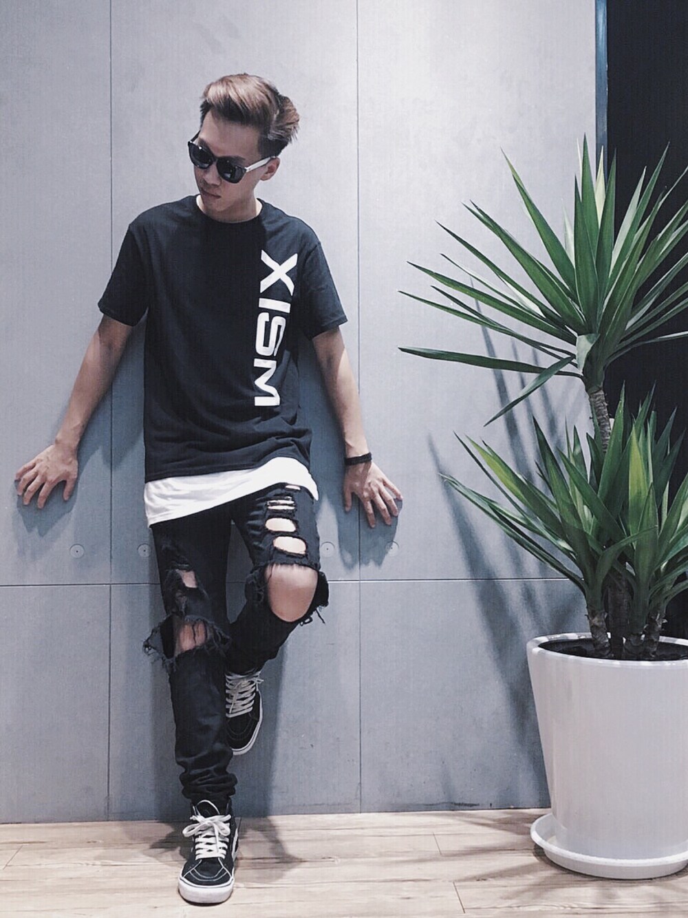 「夏、休日スタイル、Tシャツ、黒、ストリート、スポーツミックス、古着MIX、キャップ、ショートパンツ」｜「XISMのアイテム（Tシャツ/カットソー、ブラック系）」を使った、柯さん（メンズ・175cm）の夏コーディネートの1枚目の写真