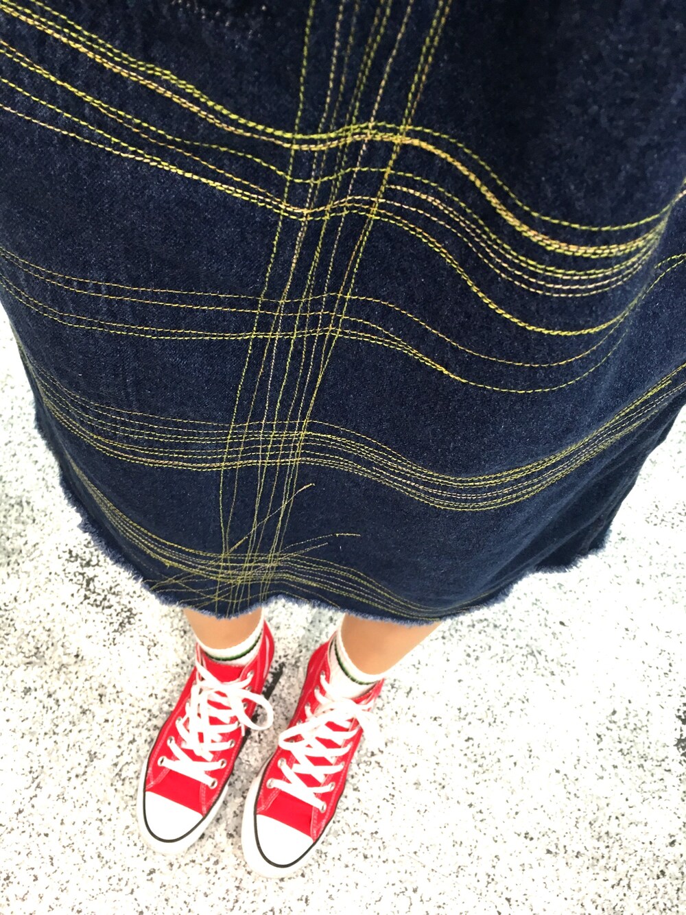 「converse、デニムスカート」｜「古着のアイテム（スカート、ブルー系）」を使った、eetanさん（レディース・160cm）の春コーディネートの1枚目の写真