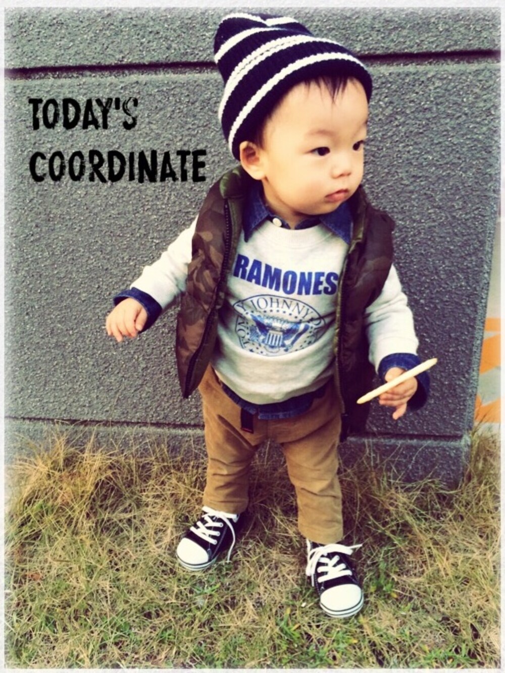 ブラウン系のダウンベスト、ブルー系のシャツ/ブラウス、グレー系のスウェットを着用したキッズの冬コーディネートの1枚目の写真